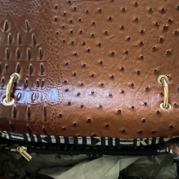 New.  Great with any outfit faux croc purse.  Includes wallet and shoulder strap - Picture 4 of 7